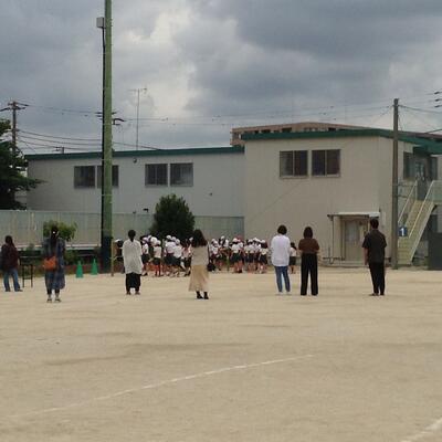 ５年生校庭で体育