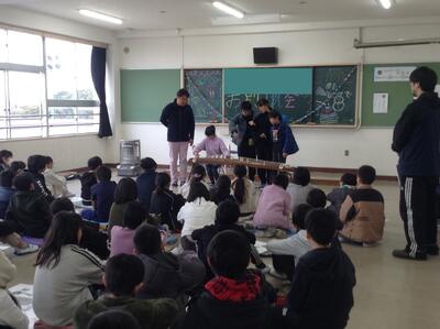 子供たちも弾いてみました①