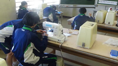 ミシンを使うす様子