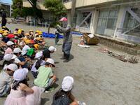 武田さんの話を聞く2年生