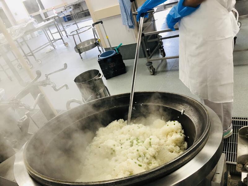 大きな釜で茹でてからごはんと混ぜます。自分でむいたグリンピースの味はいかがでしたか？