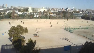 校庭では1年生が体育をやっています。