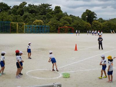 ソフトボール投げ