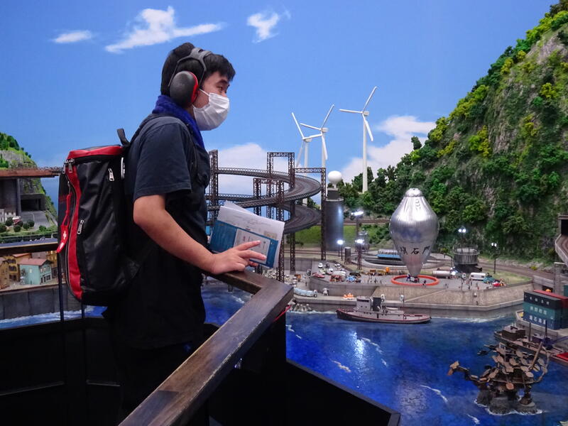 ミニチュアの街並みをじっくり見ています。