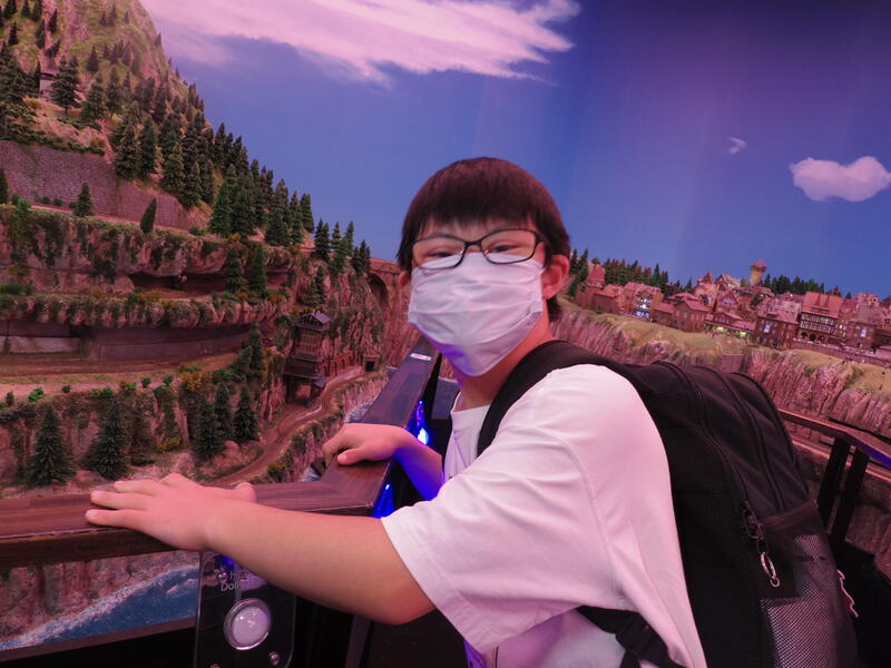 ボタンを押すとトロッコが走りました。