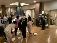 講師の先生にみんなで挨拶をしています。