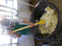 ゆでたじゃがいもをつぶしていきます