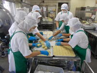 ひとつひとつ丁寧に丸めてパン粉をまぶしていきます